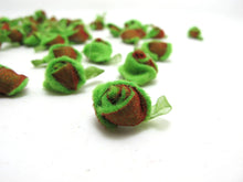 Charger l&#39;image dans la galerie, 15 Pieces Green Acrylic Felt Rolled Flower Buds|With Leaf Loop|Glued|Floral Applique|Rosette Flowers|Rose Buds|Flower Decor|Acrylic Felt